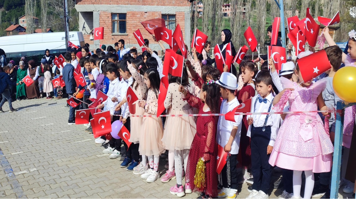 ÇUKURÖZ İLKOKULU/İMAM HATİP ORTAOKULUNDA 23 NİSAN COŞKUSU